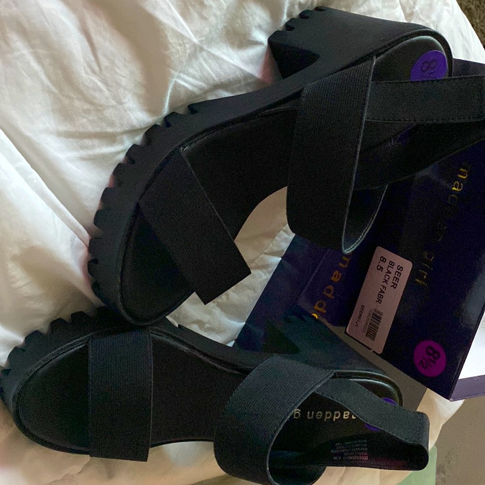 Brand new! Very cute chunky heel, comfortable to walk in